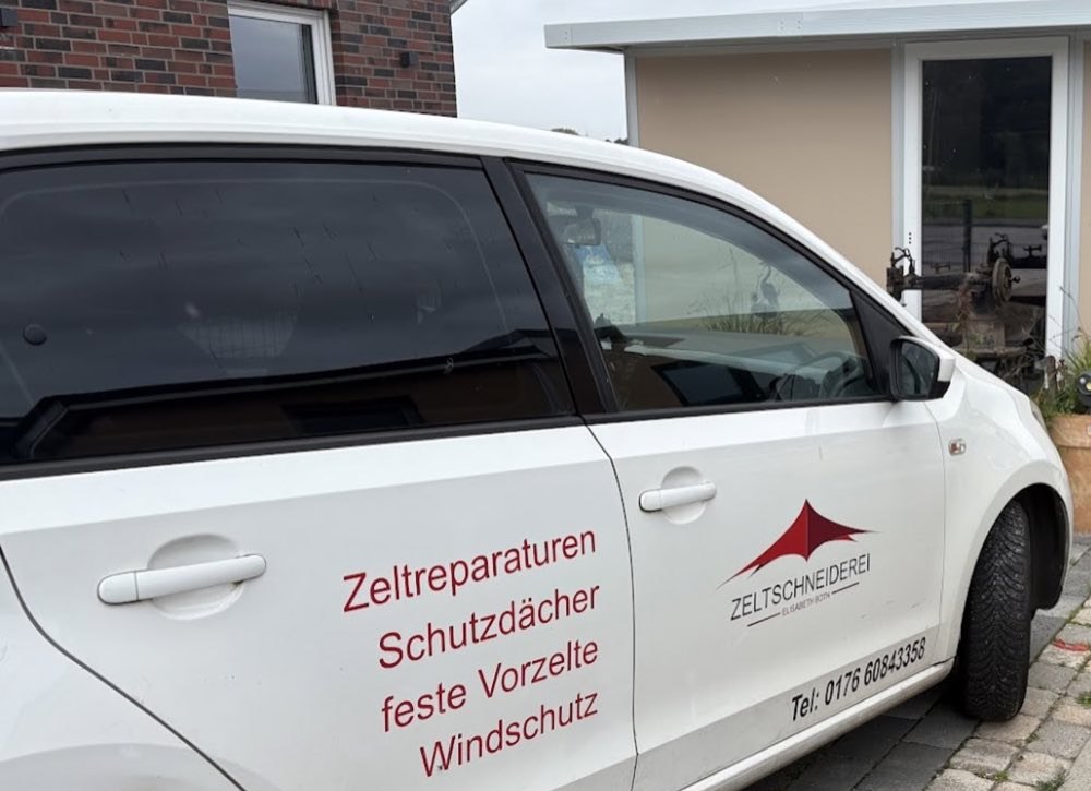 Fahrzeug der Zeltschneiderei Elisabeth Both mit Beschriftung: Zeltreparaturen, Schutzdächer, feste Vorzelte, Windschutz